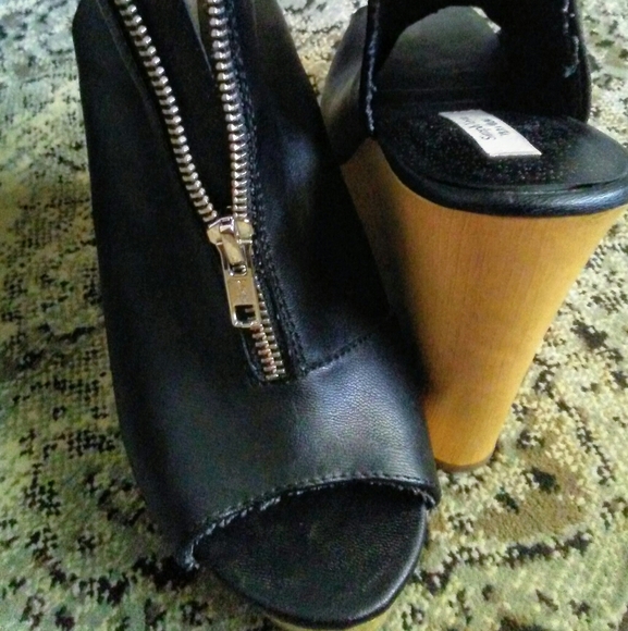 Simply Vera by Vera Wang Wedge Booties - Picture 4 of 8